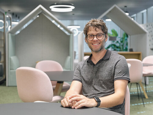 Büroarchitektur, die Raum für Denker, Dialoge und Zusammenarbeit schafft.